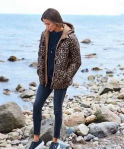 Bench. Wendejacke mit Kapuze -Bench Verkaufsgeschäft 035027d7 1aca 5a0c a581 5614becfe362