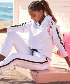 Bench. Hoodie mit bedrucktem Tape und Blumenprint Weiß, Schwarz, Rauchrosa 20 Bench. Hoodie mit bedrucktem Tape und Blumenprint Weiß, Schwarz, Rauchrosa -Bench Verkaufsgeschäft 146a8532 57c1 5d91 9410 6b95142e424c