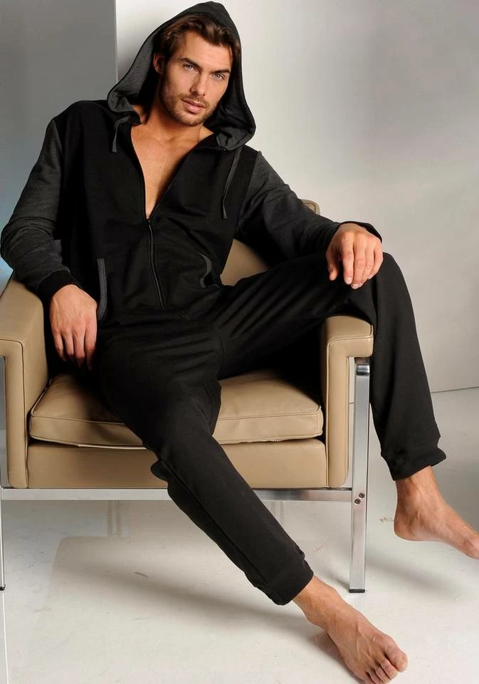 Bench. Jumpsuit mit Kapuze 1 Bench. Jumpsuit mit Kapuze