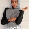Bench. Kapuzensweatshirt mit farblich abgesetzten Ärmeln und Logodruck Dunkelgr&uuml;n-grau, Wei&szlig;-rosa, Grau-schwarz
