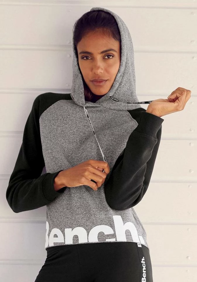 Bench. Kapuzensweatshirt mit farblich abgesetzten Ärmeln und Logodruck Dunkelgrün-grau, Weiß-rosa, Grau-schwarz 1 Bench. Kapuzensweatshirt mit farblich abgesetzten Ärmeln und Logodruck Dunkelgrün-grau, Weiß-rosa, Grau-schwarz