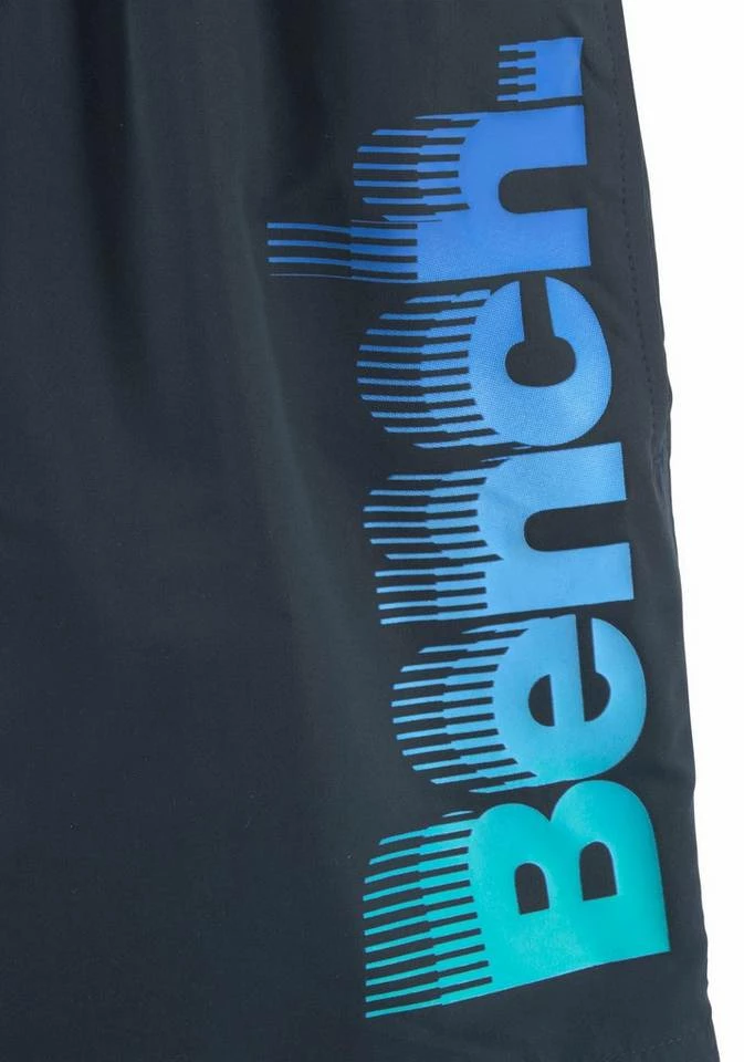 Bench. Badeshorts, mit großem Logo-Aufdruck Schwarz, Weiß, Marine 4 Bench. Badeshorts, mit großem Logo-Aufdruck Schwarz, Weiß, Marine – Bild 4