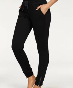 Bench. Relaxhose mit schmalem Bein und Zipper am Saum