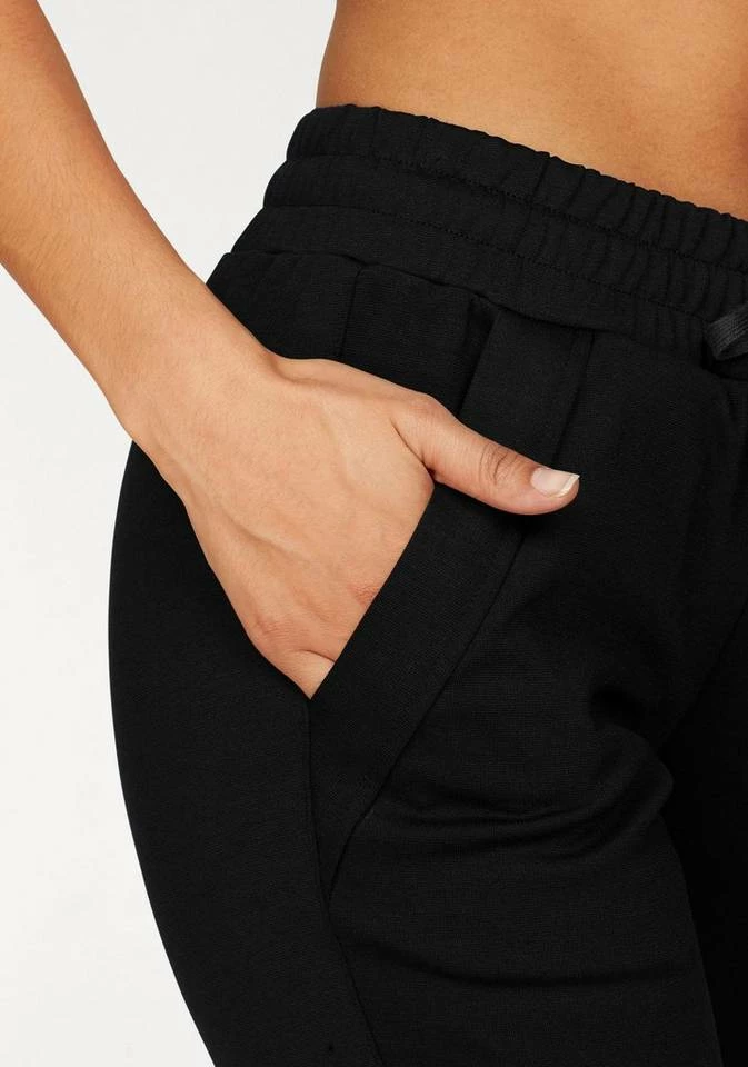 Bench. Relaxhose mit schmalem Bein und Zipper am Saum 5 Bench. Relaxhose mit schmalem Bein und Zipper am Saum – Bild 5