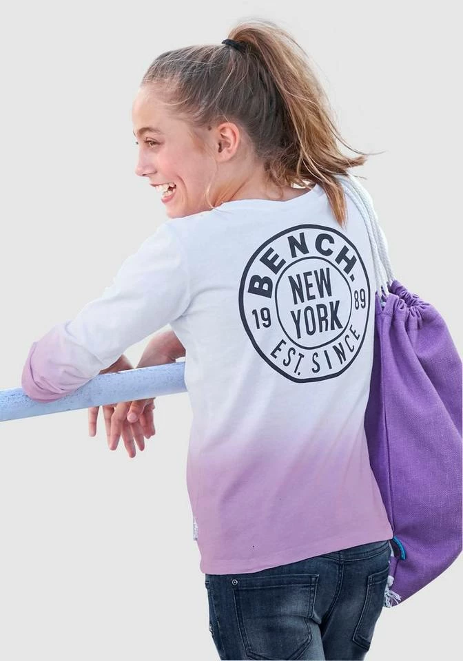 Bench. Langarmshirt mit modischem Farbverlauf und Rückendruck 1 Bench. Langarmshirt mit modischem Farbverlauf und Rückendruck