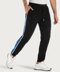 Bench. Relaxhose mit aufgesetzten Streifen an der Seite