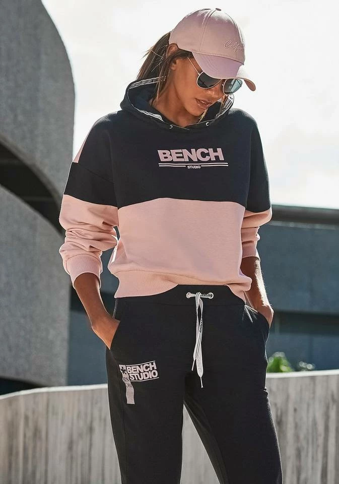 Bench. Hoodie mit Logodruck Grau-altrosa, Grau-schwarz, Schwarz-altrosa 6 Bench. Hoodie mit Logodruck Grau-altrosa, Grau-schwarz, Schwarz-altrosa – Bild 6