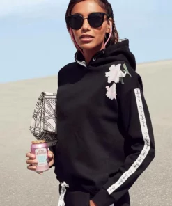 Bench. Hoodie mit bedrucktem Tape und Blumenprint Weiß, Schwarz, Rauchrosa 24 Bench. Hoodie mit bedrucktem Tape und Blumenprint Weiß, Schwarz, Rauchrosa -Bench Verkaufsgeschäft 3fa7f82a c8ae 53f7 9187 d5bb74636033