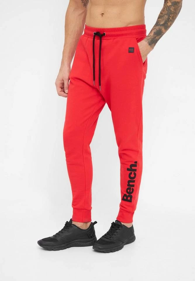 Bench. Jogginghose »Equip« Stickerei, weiches Innenfinish Red, Schwarz 1 Bench. Jogginghose »Equip« Stickerei, weiches Innenfinish Red, Schwarz