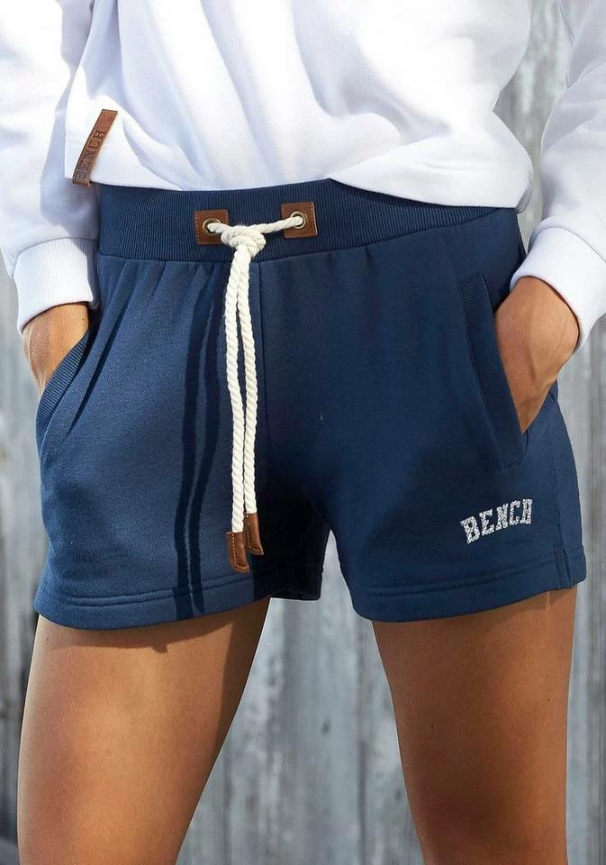 Bench. Sweatshorts mit Kordelzug und Lederimitat-Details Navy, Koralle 1 Bench. Sweatshorts mit Kordelzug und Lederimitat-Details Navy, Koralle