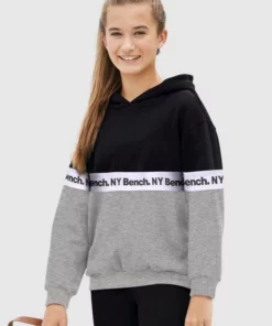 Bench. Kapuzensweatshirt mit fortlaufendem Logodruck