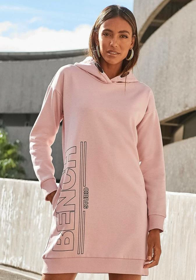 Bench. Sweatkleid mit senkrechtem Logodruck Schwarz, Grau, Altrosa 1 Bench. Sweatkleid mit senkrechtem Logodruck Schwarz, Grau, Altrosa