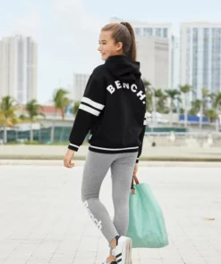 Bench. Kapuzensweatshirt mit Rückendruck und in extra weiter Form 13 Bench. Kapuzensweatshirt mit Rückendruck und in extra weiter Form -Bench Verkaufsgeschäft a813a01e 36c0 5640 afb3 994c0a30de96