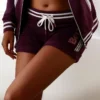 Bench. Sweatshorts mit Logodruck in Metalloptik Schwarz, Ecru, Aubergine