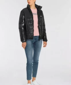 Bench. Steppjacke mit integrierter Kapuze im Kragen 12 Bench. Steppjacke mit integrierter Kapuze im Kragen -Bench Verkaufsgeschäft d6d3e9de 32d6 55ac abbc d24e0aee6af4