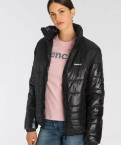 Bench. Steppjacke mit integrierter Kapuze im Kragen 16 Bench. Steppjacke mit integrierter Kapuze im Kragen -Bench Verkaufsgeschäft eb96272c ed41 522c ad18 19f689e915d3