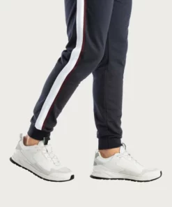 Bench. Relaxhose mit aufgesetzten Streifen an der Seite und Logodruck -Bench Verkaufsgeschäft f1867fcf 2d8a 5e1c a304 dab7e752afe3