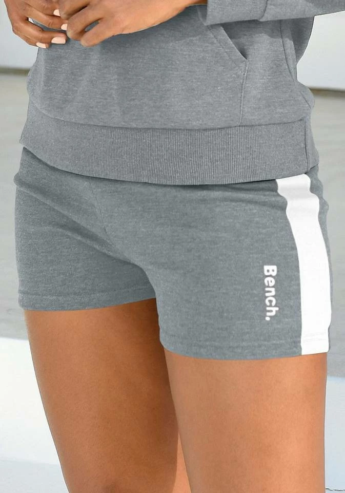 Bench. Relaxshorts mit Seitenstreifen Schwarz-weiß, Nude-weiß, Stone-weiß 8 Bench. Relaxshorts mit Seitenstreifen Schwarz-weiß, Nude-weiß, Stone-weiß – Bild 8