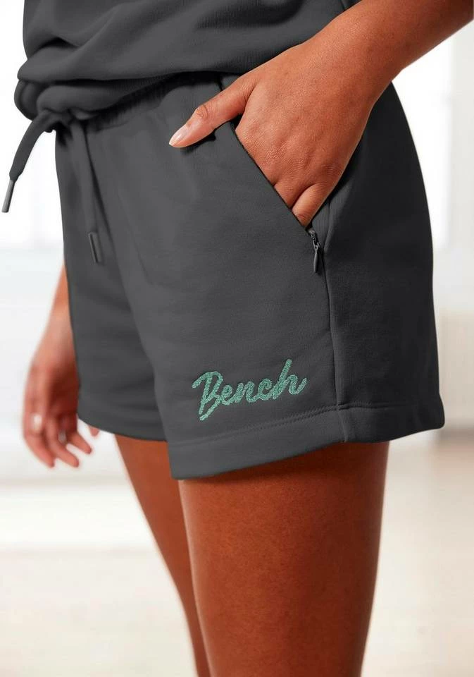 Bench. Shorts mit Reißverschlusstaschen Anthrazit-melange, Schwarz, Mint-melange 1 Bench. Shorts mit Reißverschlusstaschen Anthrazit-melange, Schwarz, Mint-melange